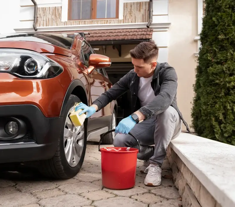 Lavage auto à domicile Saint-André-d'Embrun : professionnel intervenant sur un véhicule